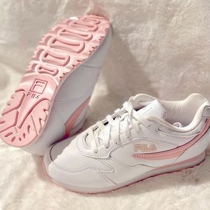 NWB Women’s Fila low tops size 8 1/2.